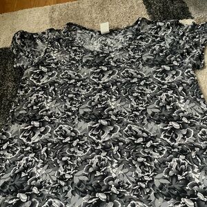 Women’s silk shirt
Wore once